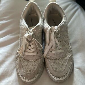 Universal thread white tweed sneakers in good condition